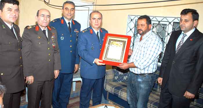 ŞEHİT UZMAN ÇAVUŞUN AİLESİNE ŞAHADET BELGESİ VERİLDİ