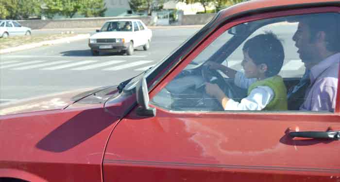 ÇOCUĞUN HAYATINI HİÇE SAYAN TEHLİKELİ YOLCULUK