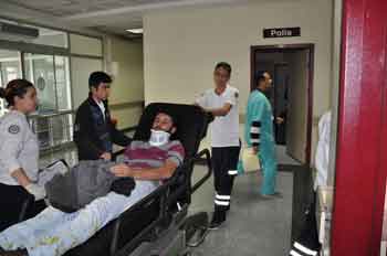 OTOMOBİL KAMYONLA KAFA KAFAYA ÇARPIŞTI 