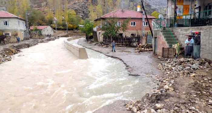 YUKARI KÜNYE KÖYÜNDE 3 GÜNDÜR DEVAM EDEN SAĞANAK TAŞKINA NEDEN OLDU 