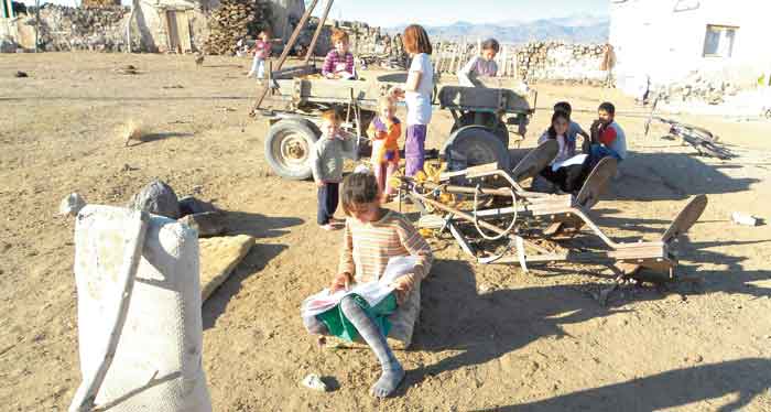 KÖYLÜ ÇOCUKLARIN OKUMA SEVGİSİ DİKKAT ÇEKTİ