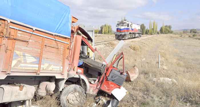 TREN KAMYONA ÇARPTI: 1 YALI