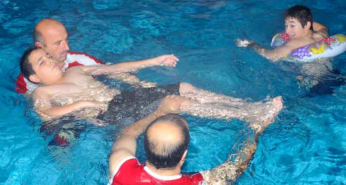 ENGELLERİNİ EĞİTİMLE AŞMAYA ÇALIŞIYORLAR 