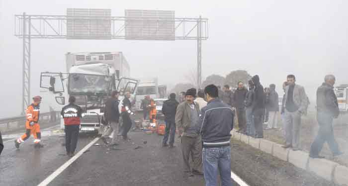 YOĞUN SİSTE 8 ARAÇ BİRBİRİNE GİRDİ: 5 YARALI 