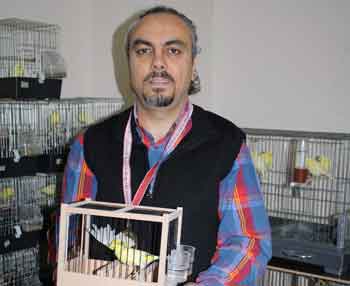 EVİNDE 120 KUŞ BESLİYOR