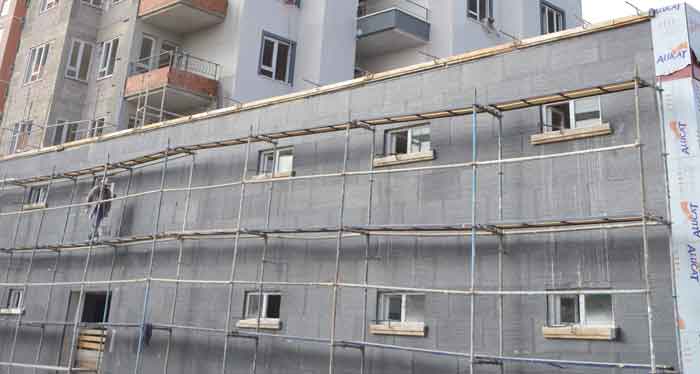 ARKADAŞLARI ÇATIDA, İŞÇİLER MESAİDE