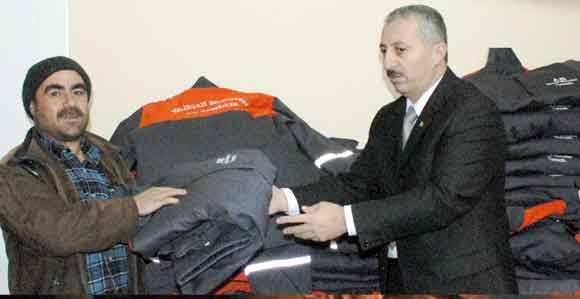 TEMİZLİK VE PARK BAHÇELER DE ÇALIŞANLARA KIŞLIK GİYİM VE SAĞLIK MALZEMESİ