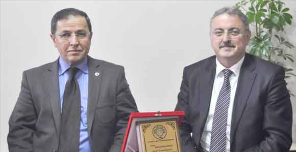 YILIN EN ÇOK FARK OLUŞTURAN EĞİTİMCİSİNE PLAKET 