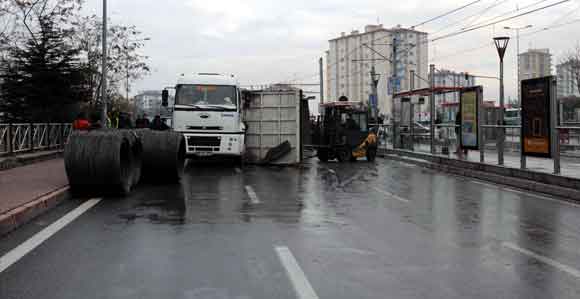 KAMYONUN KASASI DEVRİLDİ 35 TON RULO TEL YOLA SAÇILDI