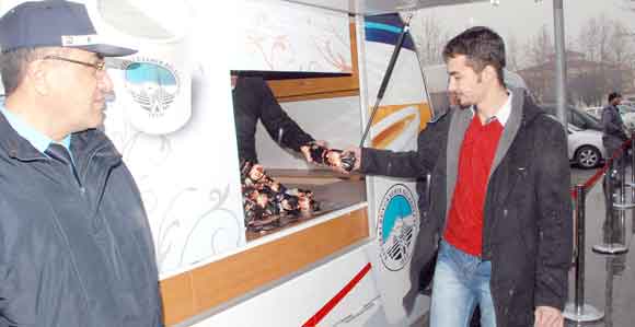 BAŞKAN  ÖZHASEKİ SÖZÜNÜ TUTTU, ÖĞRENCİLERE SUCUK DAĞITTI