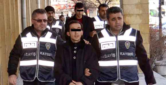 BİR MARKETTEN 25 BİN TL ÇALAN HIRSIZLARDAN BİRİNİN YAKINI BÖYLE SESLENDİ : “SEN BÖYLE ADAMMIYDIN?” 