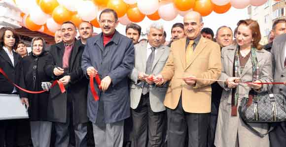 TALAS BELEDİYESİ 11 İŞYERİ AÇTI. BAŞKANLAR VATANDAŞA ŞİŞ KEBAP, BALIK DAĞITTI