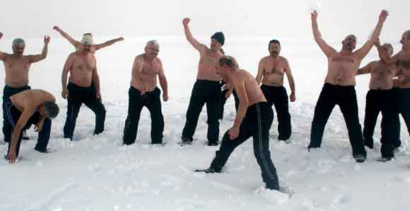 KAPLANLAR YENİ YILA, TİPİDE  HALAT ÇEKEREK VE KAR BANYOSU İLE GİRDİ 