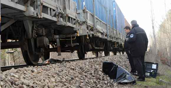 YÜK TRENİNİN ALTINDA KALARAK ÖLDÜ