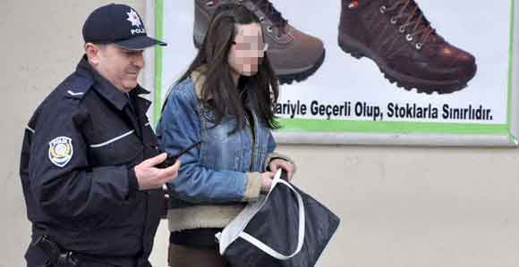 ÜÇÜNCÜDE ÇANTAYI PATLATIRLA