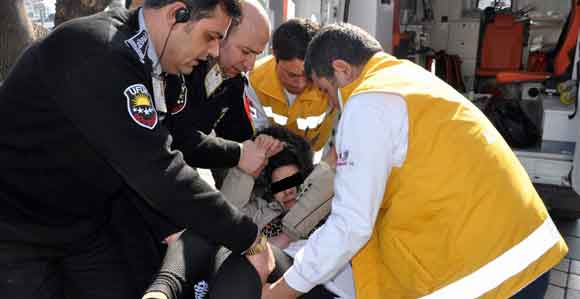 ALIŞVERİŞ MERKEZİNİN TUVALETİNDE BİLEĞİNİ KESTİ