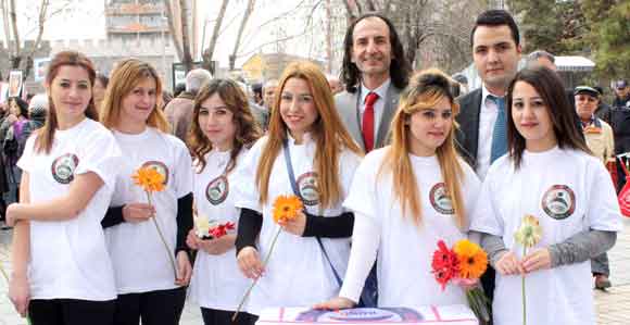 GENÇ GİRİŞİMCİLERDEN 8 MART ETKİNLİĞİ 5 BİN ADET KARANFİL DAĞITILDI