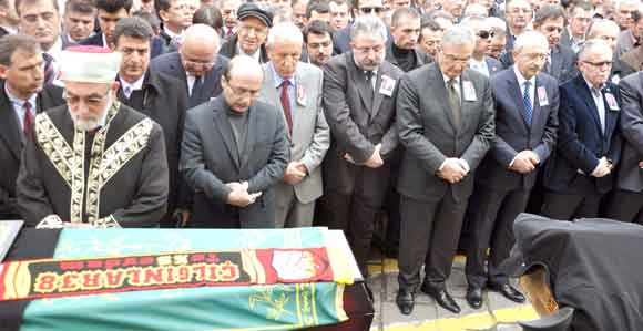 NİYAZİ BAHÇECİOĞLU TOPRAĞA VERİLDİ, CENAZE’YE KILIÇDAROĞLU VE BAYKAL’DA KATILDI.