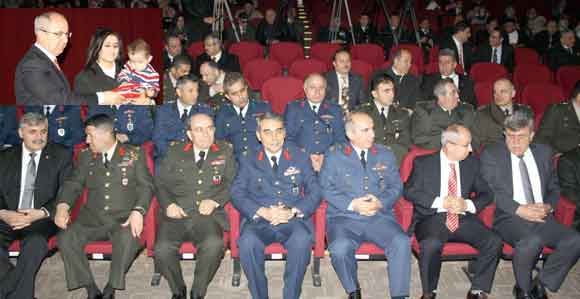 ŞEHİT YAKINLARINA VE GAZİLERE DEVLET ÖVÜNÇ MADALYASI VERİLDİ