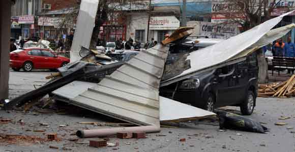 ŞİDDETLİ  FIRTINA ÇATILARI UÇURDU, AĞAÇLARI DEVİRDİ.