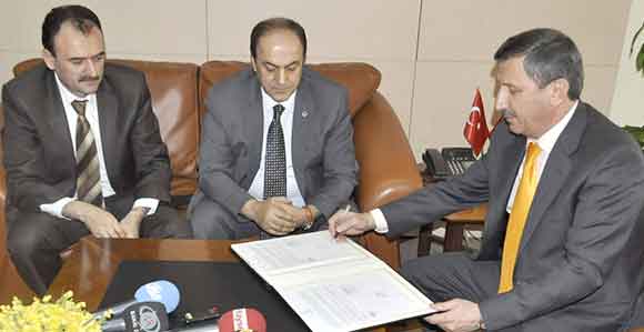 KAYSERİLİ HAYIRSEVERDEN EĞİTİME YÜZ DESTEK