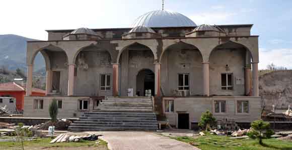 HAYIRSEVERLER, CAMİ YAPTIRMADA DA YARIŞIYOR 