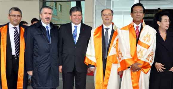 ENDONEZYA SULTANINA MELİKŞAH'DAN FAHRİ DOKTORA ÜNVANI