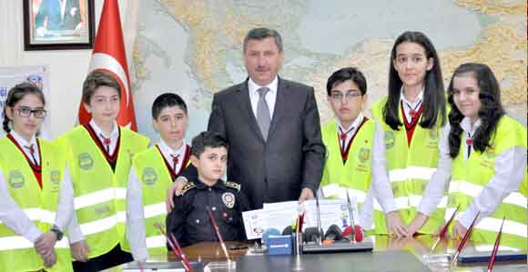 VALİ YILMAZ, TRAFİKTE KURALLARA UYACAĞINA SÖZ VERDİ.