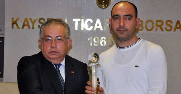 KAYSERİ TİCARET BORSASI ÜYELERİNE PLAKET VERİLDİ