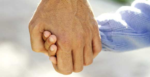 BABA VE ÇOCUĞU ARASINDA UÇURUM VAR