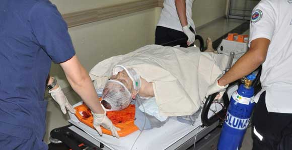 OTOMOBİLİN ÇARPTIĞI YAŞLI KADIN AĞIR YARALANDI